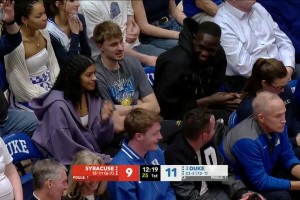 哥仨好😄弗拉格、克尼佩尔和马卢阿奇结伴回杜克大学看球~